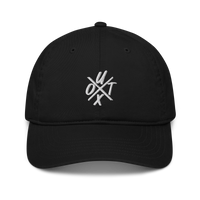 UTXO Bio-Bitcoin-Dad-Cap, Vorderansicht: UTXO in Weiß gestickt, die Buchstaben um ein großes X gesetzt, auf einer Dad-Cap mit gebogenem Schirm.