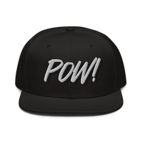 POW! Bitcoin-Snapback-Cap, Vorderansicht: POW! in weißer Pinselschrift mit erhabenem Schatten gestickt, auf einer Snapback-Cap mit flachem Schirm.